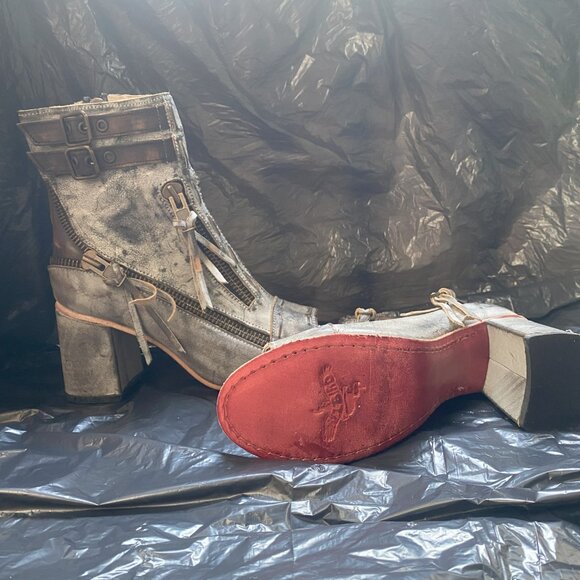 Freebird Zombi Ice Booties Size 10 - Never Worn! (Small Tear in Stitching) - Picture 4 of 7